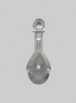 Garrafa de formato periforme, aparentemente em cristal incolor, com longo gargalo, boca alargada e tampa esférica. Corpo decorado por gravação com coroa imperial sobre o monograma P II, associado a D. Pedro II, ladeado por ramos de café e fumo. Apresenta tampa bicada. Medindo: