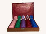 Conjunto de fichas circulares moldadas em material plástico, distribuídas em cinco séries nas cores rosa, verde, violeta, vermelho e azul, correspondentes aos valores 50, 100, 200, 500 e 1.000. Acondicionadas em estojo compartimentado, revestido em material sintético texturizado, com fecho metálico. Etiqueta da Indústria de Artefatos Plásticos Santa Maria Ltda., São Paulo. Produção brasileira da segunda metade do século XX.