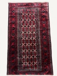 BELUCHE - Tapete iraniano de tradição Beluche, confeccionado manualmente em lã sobre lã, com campo retangular preenchido por fileiras de motivos geométricos vegetalistas em vermelho, vinho, negro e bege, contornadas por múltiplas cercaduras de padrões tribais. Medindo: 1,80 x 0,94 m.