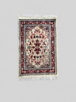 Tapete oriental, confeccionado manualmente em lã sobre algodão, com campo marfim ornamentado por medalhão floral central e ramagens estilizadas em tons de vermelho, azul, bege e rosa, envolvido por múltiplas cercaduras florais. Medindo 0,95 x 0,62 m.