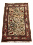Tapete persa TABRIZ DE CAÇA , confeccionado manualmente em lã sobre algodão, com campo marfim densamente ornamentado por cena de caçada, reunindo cavaleiros, arqueiros, figuras humanas, animais, aves, árvores e motivos florais policromos. Cercadura em tons de coral, verde e azul, composta por medalhões e cartelas caligráficas em escrita persa. Medindo 3,00 x 2,20 m.