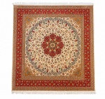 MAGESTOSO TABRIZ NACHER - Tapete persa manufatura Tabriz, confeccionado em lã sobre  algodão, apresentando campo marfim densamente ornamentado por ramagens, palmetas e flores estilizadas, centrado por grande medalhão polilobado em tons de vermelho, azul, bege e verde. Cercadura principal vermelha com motivos florais, entre múltiplas faixas secundárias. Medindo: 3,10 X 2,90