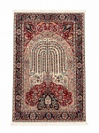 Tapete indiano de Kashmir, confeccionado manualmente em lã sobre algodão, apresentando campo marfim com composição de oração, nicho em arco e motivos florais dispostos em linhas pendentes, sobre base ornamentada por vaso e palmetas em tons de vermelho, azul, rosa e verde. Cercaduras florais em fundo vermelho e azul-marinho. Medindo 1,40 x 0,93 m