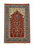 INDO-KASHAN - Tapete oriental de  manufatura em lã sobre algodão, apresentando campo vermelho com composição de oração delimitada por mihrab polilobado, ornamentada por vasos, ramagens e motivos florais em tons de azul, marfim, verde e bege. Cercadura principal azul com rosetas e arabescos florais, entre faixas secundárias claras. Medindo: 1,80 X 1,16