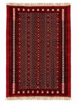 KILIM AFEGÃO - Confeccionado manualmente em lã sobre lã, apresenta campo em vermelho intenso, preenchido por composição geométrica ritmada em preto e marfim, com losangos, pequenos elementos tribais. Cercadura múltipla com padrões tradicionais, rematada por franjas nas extremidades. Medindo 2,70 x 1,70 m.