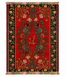 Kilim turco - tapete feito a mão em lã sobre lã, apresenta campo vermelho ornamentado por grandes rosas, folhagens e pequenas aves, em rica policromia. Cercadura composta por sequência de flores e ramos, rematada por estreitas faixas geométricas. Medindo 3,00 X 3,00