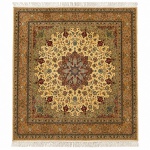 TABRIZ NACHER-  Tapete confeccionado manualmente em lã sobre base de algodão, apresenta amplo medalhão central recortado em tons de azul-claro, rosé e vinho, disposto sobre campo marfim densamente ornamentado por ramagens, flores e arabescos. Cantoneiras em verde suave e elaborada composição de múltiplas cercaduras florais em tons terrosos, rosados e azulados. Trabalho de fina execução, harmoniosa simetria e rica variedade cromática. Franjas em algodão. Medindo:
