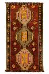 Tapete Kilim turco, confeccionado artesanalmente em lã, apresentando campo em tonalidade terracota, ornamentado por três grandes medalhões geométricos encadeados, preenchidos por motivos estilizados em amarelo, cinza, rosa e preto. Cercadura lateral formada por sucessão de elementos geométricos policromados. A composição vertical de medalhões e os motivos de ganchos são característicos de kilims tradicionais da Anatólia. Apresenta acentuados sinais de antiguidade e uso, com rupturas, perdas de trama, áreas fragilizadas, costuras e antigos reparos, conforme fotografias. Necessita restauração. Medindo: 3,06 X 1,48