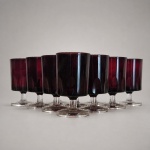 Conjunto francês composto por dez cálices em vidro, com bojos cilíndricos em tonalidade rubi, hastes curtas e bases circulares em vidro incolor. Cada peça mede 10 cm de altura por 5,7 cm de diâmetro. Produção da década de 1970, pertencente à linha Cavalier Ruby.
