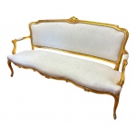 Sofá Luiz XV com madeira patinada em ouro assento e encosto em tecido Jacquard branco tacheado,167 x