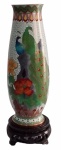 Antigo cloisonne todo em bronze maciço e diferente design , acompanha peanha em madeira nobre , medi