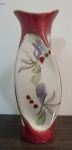 Linda jarra Art Nouveau em porcelana diferente formatos decorado com flores e folhagens. Med. 24 cm