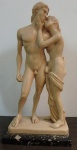 Estatueta italiana de coleção confeccionada em resina representando "casal", base em mármore preto. Med.: 24 cm