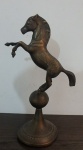 Estatueta de bronze , representado cavalo de carrossel Alt. 31 cm. falta pedaço do rabo,  ÍNDIA meados do séc. XX com rico trabalho a cinzel.