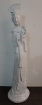 Linda Escultura Oriental de Imperatriz Oriental em pesada resina com patina branca. med: 58 cm