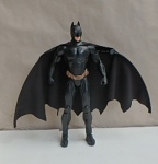Boneco do Batman Begins Action Cape. Fabricante Mattel. Mede 35 cm Alt. A capa possui 2 modos , o modo normal (capa em sua forma original e o modo que ela abre em forma de um morcego.