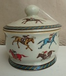 Pote de Porcelana craqueada Americana da Amita padrão branco decorada com cavalos e bordas com listas. Med. 14cm alt com 13 cm diam.