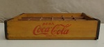 Caixa em miniatura da Coca-cola antiga em madeira. Med. 16 x 11,5cm