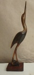 Pequena escultura de pássaro em madeira. Alt 11cm