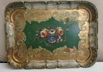 Bandeja em madeira Italiana, Fiorentina nas cores dourados e verde, ao centro decoração com flores, DÉC 60, apresenta alguns desgastes. Med. aprox.25 x 18 cm
