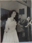 Fotografia de Norma Suely cantando no Festival da GE. Med. 17 x 23cm