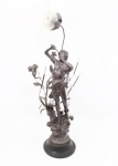 Abajur para 1 luz em petit bronze patinado, representando "Figuras Mitológica Entre Ramos de Flo