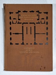 Livro. Biblioteca José Roberto Teixeira Leite. JOHAN MAURITS VAN NASSAU-SIEGEN 1604-1679, de E. van den Boogaart. H. R. Hoetink e P. J. P. Whitehead (Editores). Haia: The Johan Maurits van Nassau-Siegen Stichting, 1979. Encadernado, ilustrado, 539 páginas. 30 x 21,5 cm. Rubricado e datado pelo proprietário. Capa danificada, miolo em bom estado. Livro comemorativo dos 300 anos da morte de Maurício de Nassau, com capítulos especiais distribuídos por três seções: Nassau na Europa, Nassau no Brasil e as realizações de seus cientistas e artistas quando no Nordeste do país, a cargo de especialistas como J.J. Terwen, José Antonio Gonsalves de Melo, Gilberto Freyre, H. Honour, R. Joppien etc.