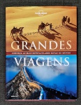 Livro. Biblioteca José Roberto Teixeira Leite. GRANDES VIAGENS. Piers Pickard (Editor). São Paulo, 2017. 312 págs., 31 x 24 cm. Encadernado. Em perfeito estado. Viagens por terra ou de trem (como o Expresso do Oriente), os grandes exploradores (Marco Polo e Vasco da Gama entre eles), navegações fluviais (Nilo, Amazonas, Ganges, Mississipi e outros), antigas rotas comerciais (Rota da Seda, Rota das Especiarias), viagens fantásticas (Odisseia), peregrinações (Meca, Macchu Picchu, Caminho de Santiago etc.), tudo isso e muito mais constitui a matéria deste livro fascinante, verdadeiro convite ao partir, sair da mesmice...