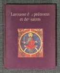 Livro. Biblioteca José Roberto Teixeira Leite. LAROUSSE  DES PRÉNOMS ET DES SAINTS, de Pierre Pierrard. Librairie Larousse, Paris, 1976. Encadernado, 256 págs., 26,5 x 22 cm. Em bom estado. Dicionário iconográfico, fartamente ilustrado a cores, dedicado aos santos mais importantes da Igreja Católica, inclusive àqueles que, apesar de  excluídos em 1969 do Calendário Romano, por pertencerem à lenda e não à História, ainda continuam muito populares no Brasil.