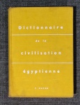 Livro. Biblioteca José Roberto Teixeira Leite. DICTIONNAIRE DE LA CIVILIZATION EGYPTIENNE, de Georges Posener. Paris, Hazan, 1959. Encadernado, 3363 páginas, ilustrado. 22 x 15 cm. Assinado e datado pelo proprietário. Em bom estado, faltando a sobrecapa. Livro precioso, capaz de satisfazer tanto o especialista quanto o simples curioso, resume, em 550 verbetes e mais de 300 ilustrações, 3500 anos de história egípcia.