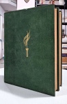 Livro. Biblioteca José Roberto Teixeira Leite. HISTOIRE GENERALE DE L´ART, de vários autores. Paris, Flammarion, 1951. 2 volumes. Encadernados, 394 + 394 páginas, ilustrado. 29 x 23,5 cm. Assinado e datado pelo proprietário. Estado regular. Para esta tradicional História Geral da Arte, das primeiras a dar espaço à arte da China, da Coreia, do Japão, da Índia, da América Precolombiana e à dos povos então classificados como primitivos da África Negra e da Oceania, contribuíram importantes historiadores franceses, como Pierre Devambez, Emile Mâle, Louis Hautecoeur, Pierre du Colombier e Jeannine Auboyer.