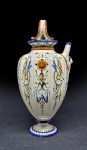 Ginori, Doccia (Florença), Itália, segunda metade do século XIX (provável fabricação entre 1847 e 1873). Excepcional ânfora em faiança italiana em decoração dita rafaelesca ou grotesca. Altura = 29 cm.  Raridade.