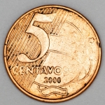 Numismática, Brasil. Moeda de 5 Centavos 2000. Data vazada no reverso, dentro do triãngulo. Tiragem 28.416.000. Escassa, V-466