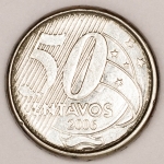 Numismática, Brasil. Moeda de 50 Centavos 2006 com colarinho e reverso inclinado à direita. Cunhagem 39.984.000 V-524