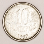 Numismática, Brasil. Moeda de 10 Centavos 1997 com colarinho e data vazada no reverso, acima da cabeça. V-449 escassa