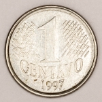 Numismática, Brasil. Moeda de 1 Centavo 1997 com colarinho e data vazada no reverso, acima da cabeça. Escassa