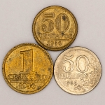 Numismática, Brasil. Lote com três moedas, sendo 50 Centavos 1956 e 1965, além de 1 Cruzeiro 1956. Complete sua coleção