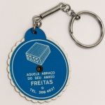 Colecionismo. Chaveiro promocional `Aquele Abraço do seu amigo Freitas`. Em alumínio, com calendário para 22 anos. 40mm, novo