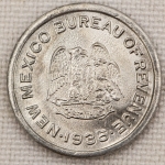 Colecionismo -  `Ficha New Mexico Bureau of Revenue 1935` refere-se a um token de imposto sobre vendas (sales tax token) emitido pelo estado do Novo México, nos Estados Unidos, durante a Grande Depressão. Elas foram criadas a partir de 1935 sob a lei do `Imposto Escolar de Emergência` (Emergency School Tax) para financiar as escolas públicas da região em tempos de crise. d= 15mm