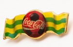 Colecionismo - Lindo Pin Coca Cola com bola de futebol e faixa verde e amarelo - Alusivo a seleção brasileira de futebol