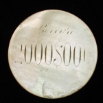 Colecionismo - Rara Ficha do extinto cassino do Jockey Club do Rio de Janeiro em madrepérola - valor 2000$000 , dois contos de reis. D=5,5cm