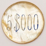 Colecionismo - Rara Ficha do extinto cassino do Jockey Club do Rio de Janeiro em madrepérola - valor 5$000 , cinco mil reis. D=3,2cm