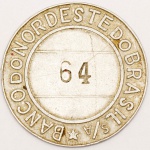 Colecionismo - Ficha de Controle de Atendimento do Banco do Nordeste do Brasil BNB em alumínio com número 64 : Antes dos sistemas eletrônicos e dos papéis térmicos emitidos por totens, os bancos utilizavam fichas de metal (geralmente feitas de latão, bronze, alumínio ou cupro-níquel) cunhadas com o nome do banco e um número cravado. O cliente retirava a ficha na entrada e a devolvia ao caixa quando era chamado pelo número.