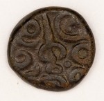 Numismática, Índia Peça Proveniente de Antiga Coleção com Anotação `IMPORTANTE` Ainda por Classificar. Aconselhamos Análise Apurada. Peça para Colecionador Avançado. Oportunidade. 12mm 3,7g (DAM de Akbar)?