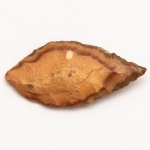 Arqueologia, África Ponta de Flecha com Data Estimada Entre 7200 a 4500 A.c. África Norte - MALI e Niger. Proveniente de Coleção Europeia - Bélgica. Exemplar de Extrema Qualidade. Oportunidade. 35x17mm