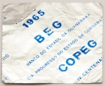 Memorabilia. Raro papel laminado promocional do IV Centenário do Rio de Janeiro. Com propaganda do BEG (Banco do Estado da Guanabara) e da COPEG (Companhia Progresso do Estado da Guanabara). Foram lançados de helicóptero por toda a cidade do Rio de Janeiro na noite da comemoração do IV Centenário da Cidade em 1965. Raro no estado apresentado
