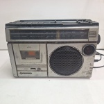 Radio Cassete Vintage Modelo SANYO M2429F sem teste, sem garantia Qualquer duvida entrar em contato pelo whatsaap: 11948723970 ou pelo nosso email: loucoporantiguidades@gmail.com. OBS: A sua participação em nosso leilão ajuda em causas animais.