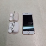 Iphone Rosa e Airpods. Qualquer duvida entrar em contato pelo whatsaap: 11948723970 ou pelo nosso email: loucoporantiguidades@gmail.com. OBS: A sua participação em nosso leilão ajuda em causas animais.