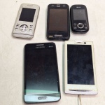 lote de celulares antigos. Qualquer duvida entrar em contato pelo whatsaap: 11948723970 ou pelo nosso email: loucoporantiguidades@gmail.com. OBS: A sua participação em nosso leilão ajuda em causas animais.