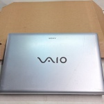 Notebook Vaio Sony Cinza Claro. Qualquer duvida entrar em contato pelo whatsaap: 11948723970 ou pelo nosso email: loucoporantiguidades@gmail.com. OBS: A sua participação em nosso leilão ajuda em causas animais.